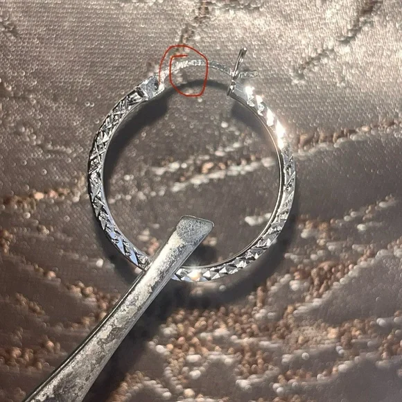 1 inch Diamond-Cut Oval Hoop Earrings in 14K White Gold - Picture 2 of 9